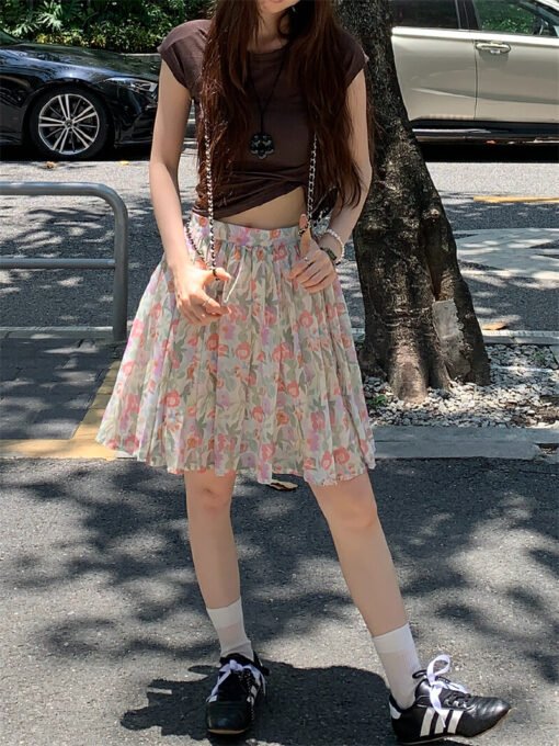 Vapetix Free Size-Free Size  Photographed Korean-style retro slimming T-shirt and pleated floral half-body skirt set - Imagen 3