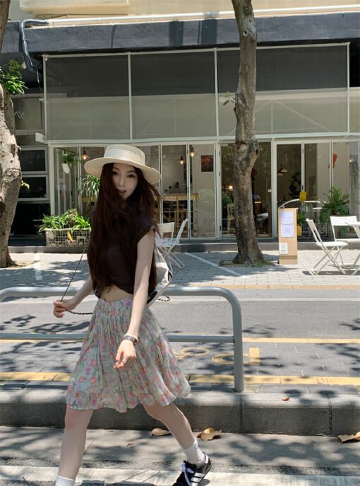 Vapetix Free Size-Free Size  Photographed Korean-style retro slimming T-shirt and pleated floral half-body skirt set - Imagen 6