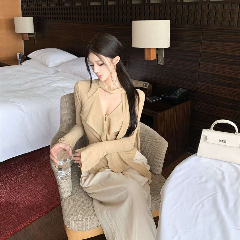 Vapetix S-L Photographed~Early Autumn Relaxed Design Band V-Neck T-Shirt for Women + Mahogany Wide-Leg Pants – Bild 2