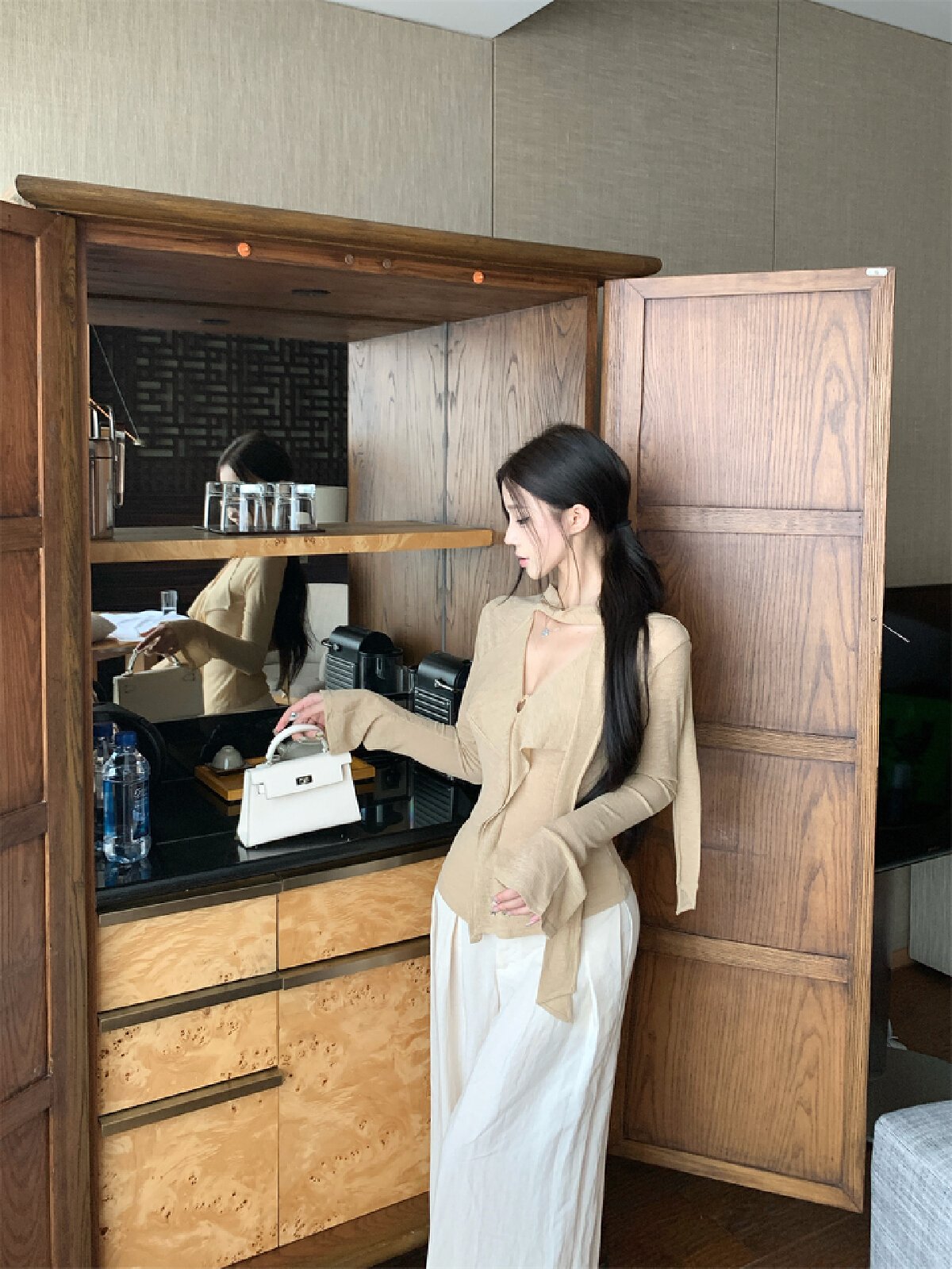 Vapetix S-L Photographed~Early Autumn Relaxed Design Band V-Neck T-Shirt for Women + Mahogany Wide-Leg Pants – Bild 6