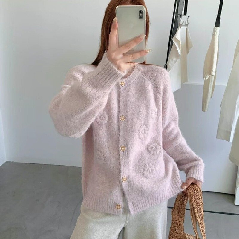 Vapetix Free Size-Free Size Woman's Soft Alpaca Wool Cardigan with Eight 3D Flower Wood Buttons, Gentle Style, Versatile Top – Bild 3