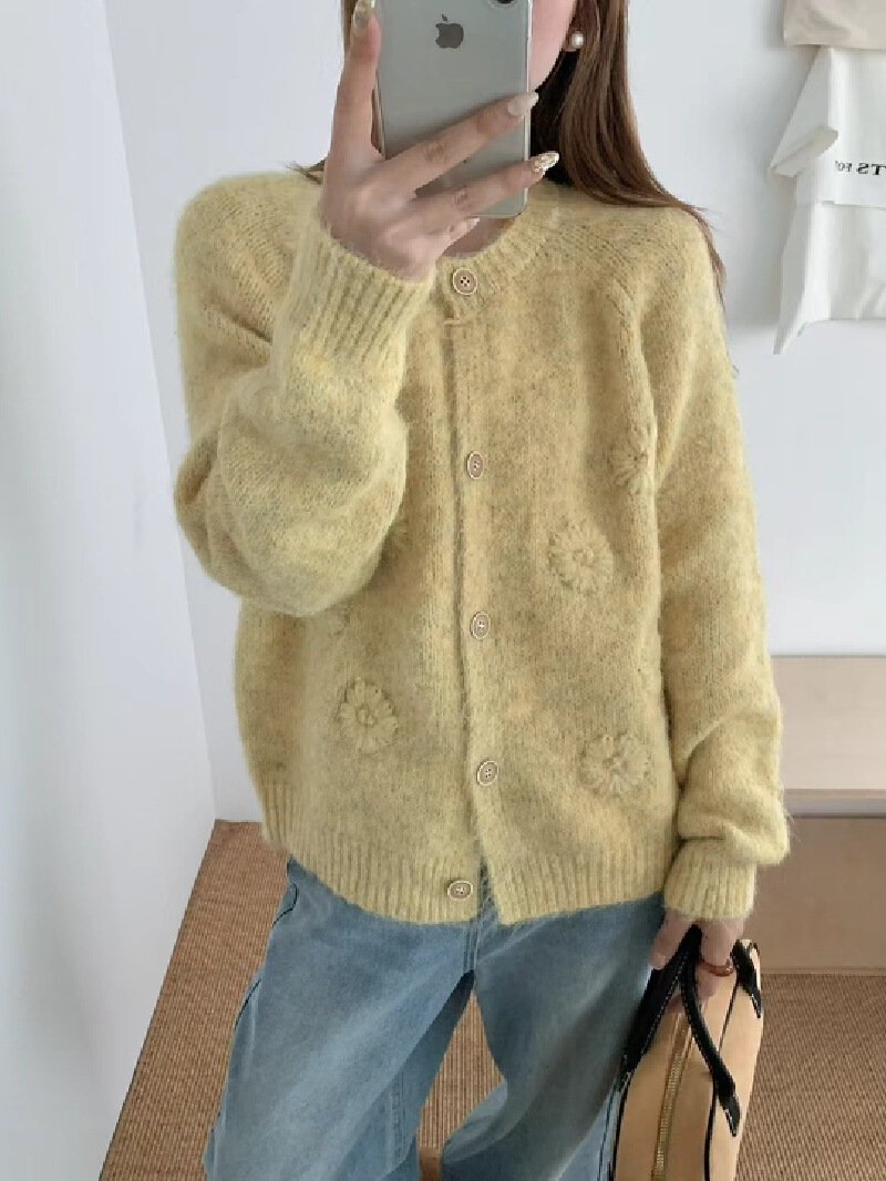 Vapetix Free Size-Free Size Woman's Soft Alpaca Wool Cardigan with Eight 3D Flower Wood Buttons, Gentle Style, Versatile Top – Bild 4