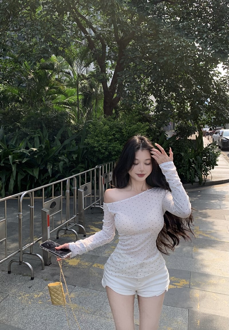 Vapetix Free Size-Free Size Original Photograph Pure Desire Blush Sleeveless T-Shirt with Off-the-Shoulder Heart Print, Backles – Bild 4