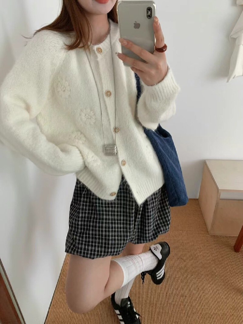 Vapetix Free Size-Free Size Woman's Soft Alpaca Wool Cardigan with Eight 3D Flower Wood Buttons, Gentle Style, Versatile Top – Bild 6