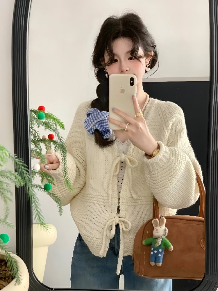 Vapetix Free Size-Free Size Gentle, milky-white knitted lace-up oversized sweater for women—2025 early autumn collection, a stu – Bild 8